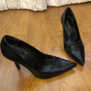 Pointed Black Pumps